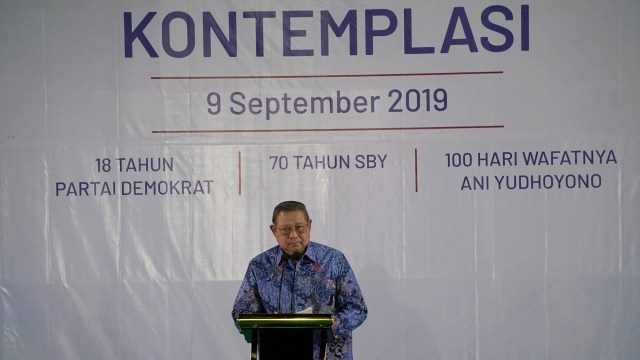 Ketua Umum Partai Demokrat Susilo Bambang Yudhoyono (SBY) menyampaikan pidato kontemplasi di Pendopo Puri Cikeas, Bogor, Senin (9/9). Foto: Jamal Ramadhan/kumparan