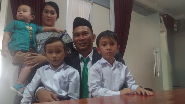 Kusnadi bersama istri dan anak-anaknya usai pelantikan anggota DPRD Kabupaten Sintang periode 2019-2024, Senin (9/9). Foto: Agus Pujianto/Hi!Pontianak