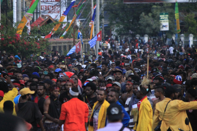 Pengunjuk rasa di Jayapura yang berakhir dengan aksi anarkis. (BumiPapua.com/Imelda)
