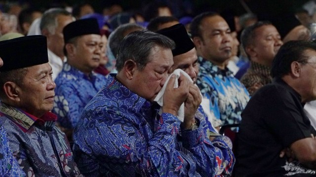 Susilo Bambang Yudhoyono saat mendengarkan lagu kenangan pada malam Kontemplasi di Puri Cikeas,Bogor