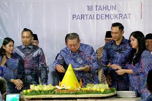 Suasana saat SBY memotong dan membagikan tumpeng pada acara Malam Kontemplasi; Ulang Tahun ke 70 tahun SBY, Ulang Tahun ke 18 Partai Demokrat dan mengenang 100 wafatnya Ani Yudhoyono. Foto: Jamal Ramadhan/kumparan