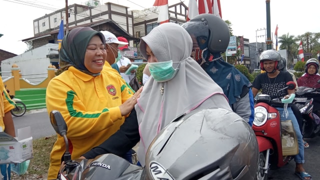 Bupati Kobar Nurhidayah bersama SKPD Kobar membagikan masker ke pengendara motor. (Foto: Joko Hardyono)