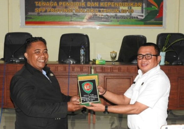 Ketua IGI Maluku Ode Abdurrachman memberikan plakat kepada Kepala SMK Pertanian Pembangunan Maluku, Ahmad Tualepe.  (Foto: Istimewa)