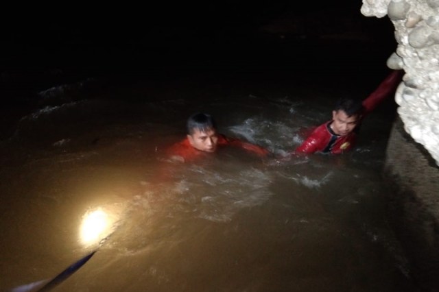Personel Pos SAR Kutacane melakukan pencarian terhadap remaja yang hilang terseret arus saat mandi sungai, Senin (9/9). Foto: Dok. SAR Kutacane