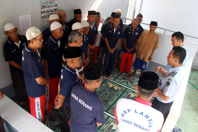 Sejumlah Warga Binaan Pemasyarakatan (WBP) mendengarkan arahan sekaligus apel pagi dari petugas di Lapas Kelas II A Serang, Banten. Foto: ANTARA FOTO/Dziki Oktomauliyadi