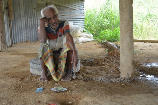 Kakek Ibrahim dalam kondisi dirantai. Foto : kepripedia/Khairul S