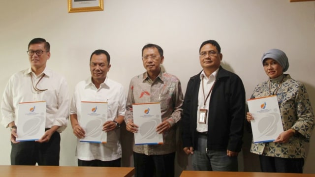 Seger Budiarjo (tengah) memegang dokumen usai di tetapkan sebagai Pelaksana Tugas (Plt) Direktur Utama PTPN III.
 Foto: Dok. PTPN III