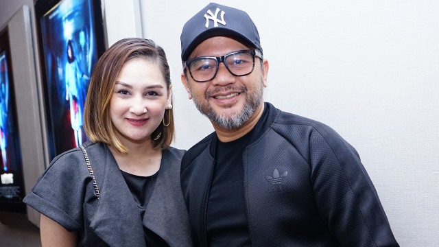 Artis Mona Ratuliu bersama suami Indra Brasco saat hadir di Gaka Premiere film Lorong di Epicentrum. Foto: Ronny