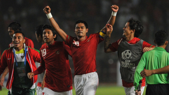 Bambang Pamungkas merayakan kemenangan Indonesia atas Thailand pada Piala AFF 2010 bersama Firman Utina, Ahmad Bustomi, dan Irfan Bachdim. Foto: AFP/Bay Ismoyo