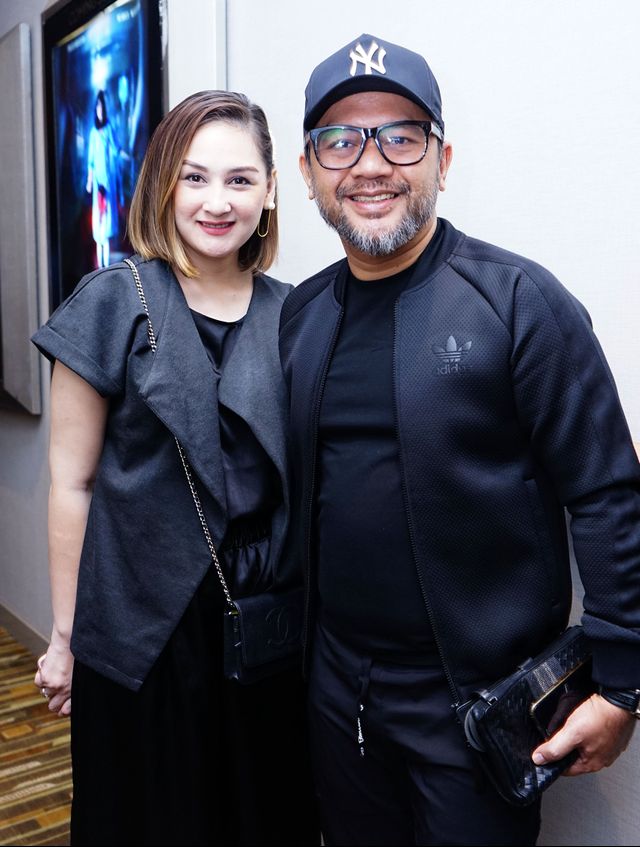 Artis Mona Ratuliu (kiri)  bersama suami Indra Brasco saat hadir di Gaka Premiere film Lorong di Epicentrum, Jakarta, Senin, (10/9). Foto: Dok. Ronny