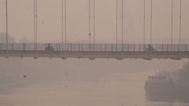 Jembatan Siak III di Pekanbaru tertutup kabut asap dampak karhutla di Riau.  