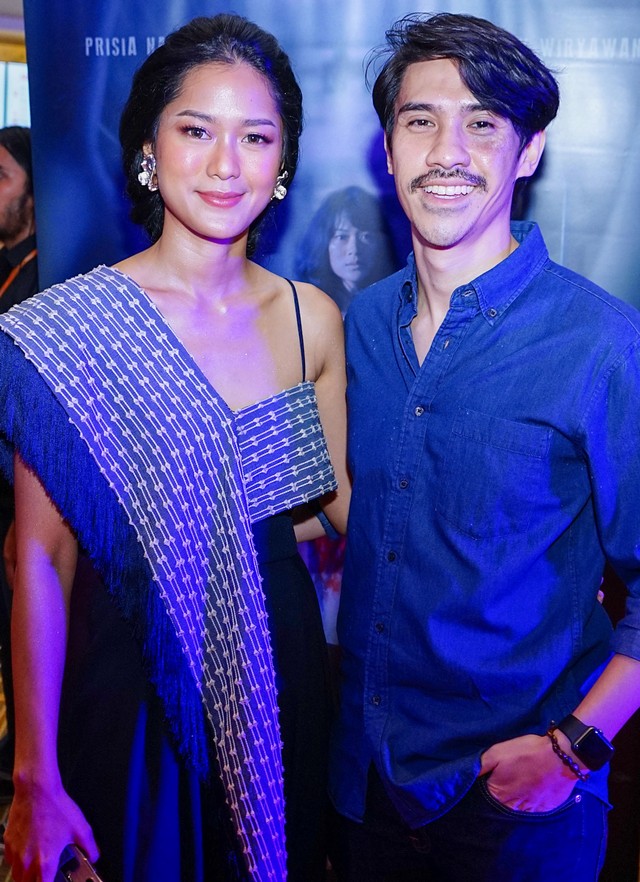 Artis Prisia Nasution bersama suaminya Iedil Putra saat hadir di Gala Premiere film Lorong di Epicentrum, Jakarta, Senin, (10/9). Foto: Dok. Ronny