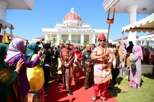 Gubernur Nurdin Abdullah disambut warga saat Festival Keraton Nusantara ke-13 dibuka, Selasa (10/9).