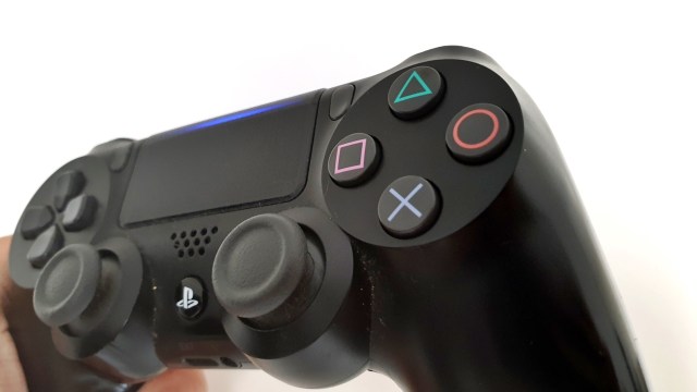 Tombol X di joystick PlayStation 4. Foto: Jofie Yordan/kumparan