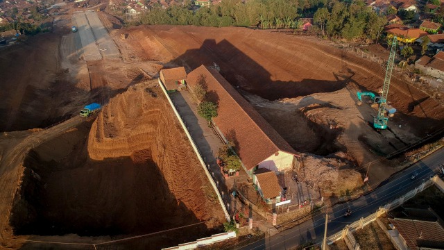 Foto udara SDN Cijolang yang terdampak proyek Tol Cisumdawu di Tanjungsari, Kabupaten Sumedang, Jawa Barat.  Foto: ANTARA FOTO/Raisan Al Farisi