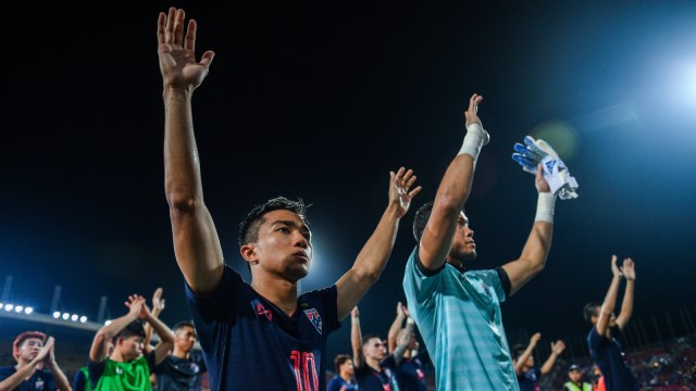 Para pemain Timnas Thailand memberi salam pada pendukungnya usai bertanding lawan Vietnam di Kualifikasi Piala Dunia 2022. Foto: AFP/Chalinee Thirasupa