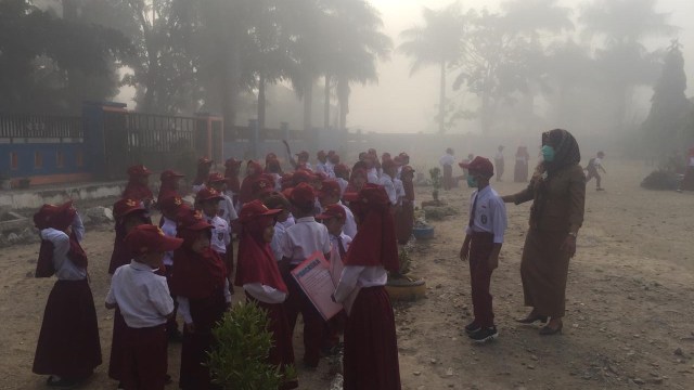 Siswa dan guru terpaksa menggunakan masker saat proses belajar-mengajar. Foto: Riza Salman/kendarinesia.