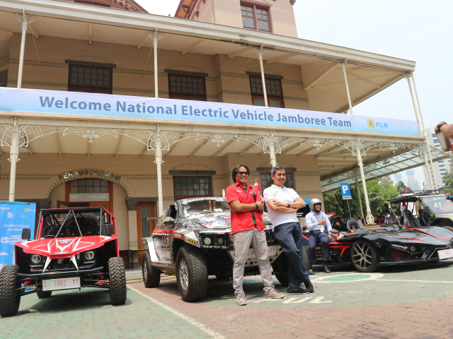 Rombongan Jambore kendaraan listrik di Kantor PLN Disjaya. Foto: Ghulam Muhammad Nayazri / kumparanOTO