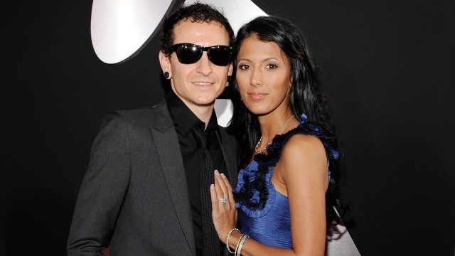 Chester Bennington (kiri) dan isteri Talinda Bentley. Foto: Larry Busacca / Getty Images