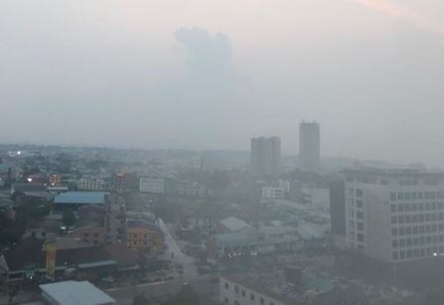Kabut asap menyelimuti Kota Batam dalam beberapa hari terakhir. (Foto: Yogi/batamnews)