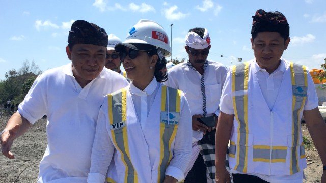 Menteri BUMN Rini Soemarno (tengah) bersama Dirut Pelindo III Doso Agung meninjau proyek reklamasi Pelabuhan Benoa, Bali, Selasa (10/9). Foto: Denita br Matondang/kumparan