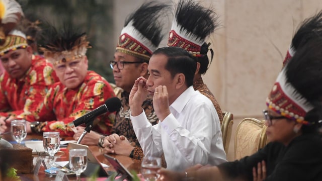 Presiden Joko Widodo (kedua kanan) menjawab pertanyaan saat pertemuan dengan sejumlah tokoh Papua di Istana Negara, Jakarta, Selasa (10/9). Foto: ANTARA FOTO/Akbar Nugroho Gumay