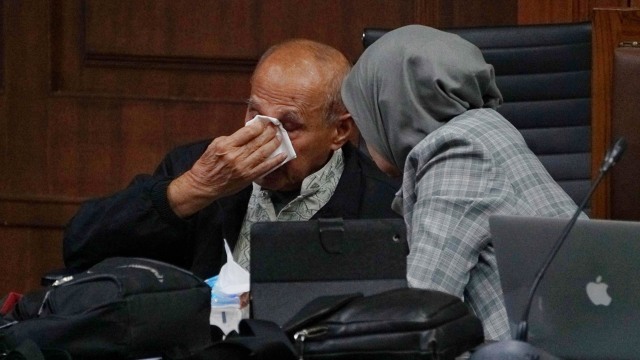 Kivlan Zen menangis saat dihampiri istrinya Dwitularsih Sukowati dalam sidang dakwaan dugaan kepemilikan senjata api ilegal di Pengadilan Negeri Jakarta Pusat, Selasa (10/9). Foto: Irfan Adi Saputra/kumparan