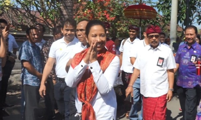 Menteri Rini Soemarno saat berada di Klungkung, Bali, Selasa (10/9) - kanalbali