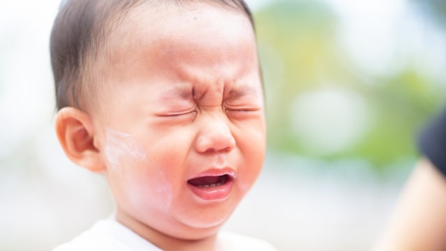 anak balita menutup mata. Foto: Shutterstock