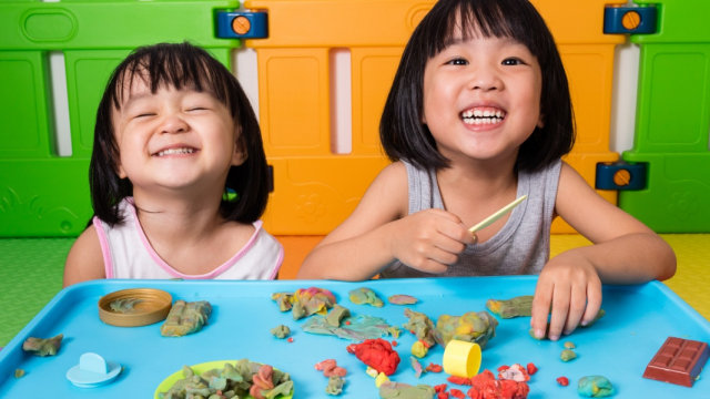 ilustrasi anak bermain lilin mainan Foto: Shutterstock
