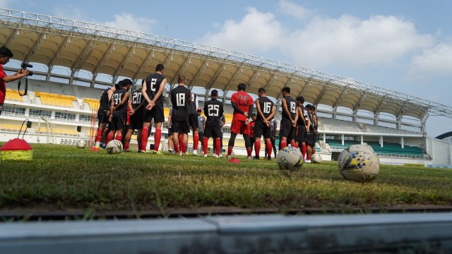 Para pemain Persija menjalani latihan di Stadion Aji Imbut, jelang laga menghadapi Persipura Jayapura. Foto: Dok. Media Persija