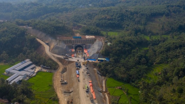 Gambar udara progress pembangunan kereta cepat Jakarta-Bandung