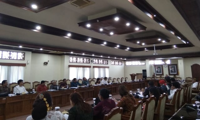 Salah-satu ruangan rapat di Gedung DPRD Bali yang dianggap sudah tidak layak untuk menunjang kinerja dewan (kanalbali/KR13)