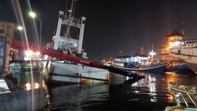 Proses evakuasi mobil crane yang jatuh menimpa kapal di Pelabuhan Tanjung Emas Semarang. Foto: Afiati Tsalitsati/Kumparan