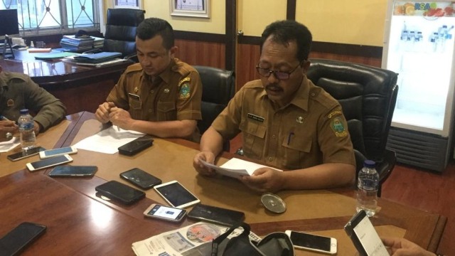 Kabag Humas Pemerintah Provinsi Sumatera Utara (Sumut) M. Ikhsan menjelaskan duduk perkara hilangnya duit senilai Rp 1,6 miliar. Foto: Rahmat Utomo/kumparan
