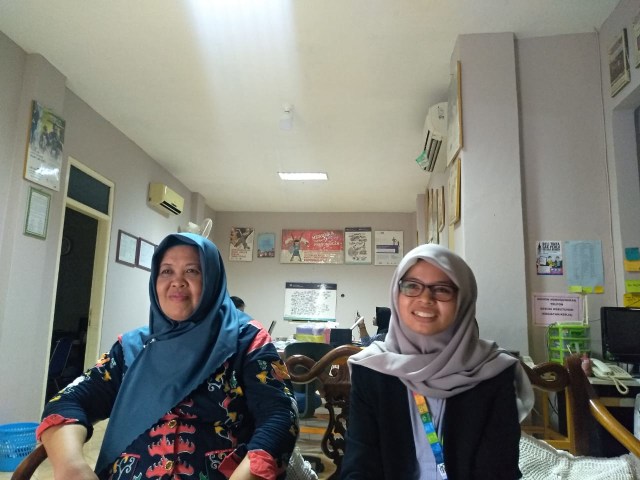 Meda Fatmawati (kiri) dan Afrintina(kanan) selaku Advokat Lembaga Advokasi Perempuan Damar, Selasa (10/9) | Foto : Rafika Restiningtias/ Lampung Geh