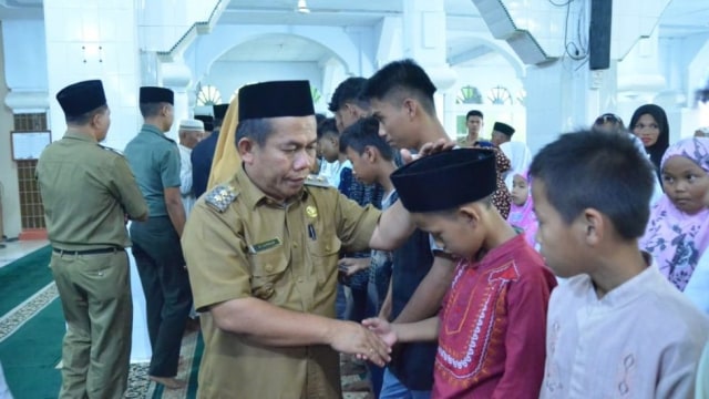 Melalui kegiatan 'Massapu-sapu Ulu', Wakil Bupati Majene memberikan santunan kepada 200 anak yatim piatu. Foto: Dok. Humas Pemkab Majene.