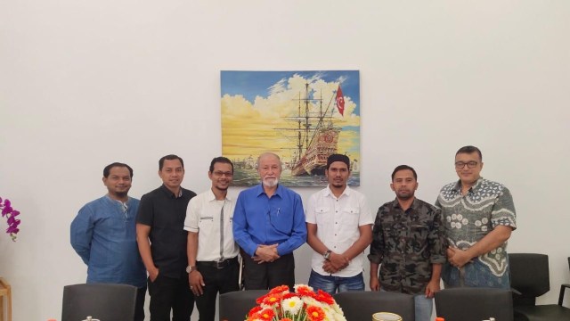 Wali Nanggroe Aceh, Malik Mahmud Al-Haythar (tengah) menerima Tim WALHI Aceh.  Dok. WALHI Aceh