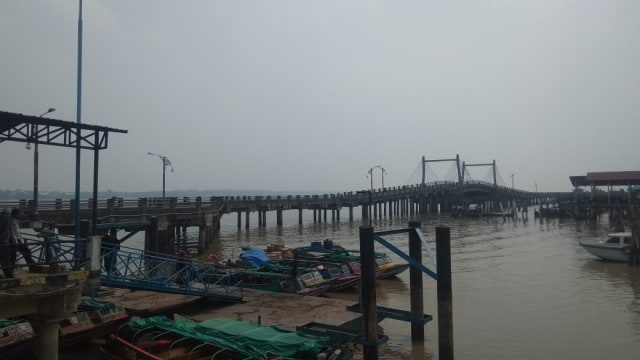 Pelabuhan Kuala Tungkal yang mulai diselimuti kabut asap. Foto: Bara