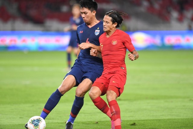 Pemain Timnas Indonesia, Irfan Bachdim (kanan), berusaha melewati pemain Timnas Thailand pada laga lanjutan Grup G Kualifikasi Piala Dunia 2022 zona Asia di Stadion Utama Gelora Bung Karno, Senayan, Jakarta, Selasa (10/9/2019). Foto: ANTARA FOTO/Nova Wahyudi