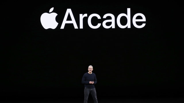 CEO Apple, Tim Cook, memperkenalkan platform game Apple Arcade. Foto: Reuters/Stephen Lam