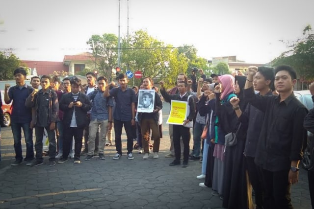 Mahasiswa Universitas Sebelas Maret (UNS) mengadakan aksi mimbar bebas (Tara Wahyu)