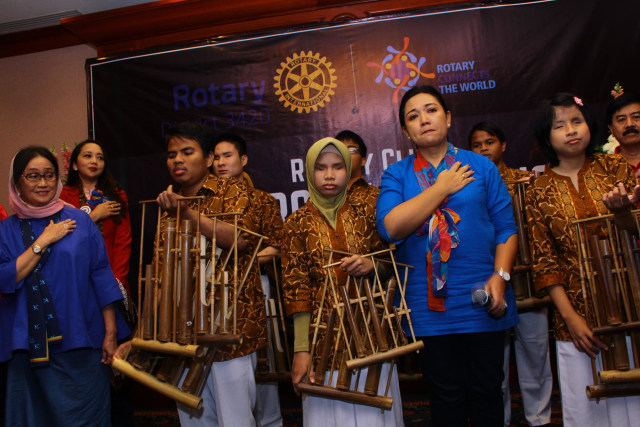 Siswa YPAB saat membawakan lagu Bagimu Negeri bersama pengurus Rotary Surabaya. Foto : Masruroh/Basra