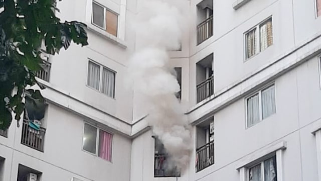 Kebakaran di studio lantai 7 apartemen Kalibata City. Foto: Twitter/@humasjakfire