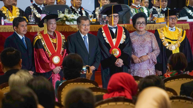 Wakil Presiden Jusuf Kalla (ketiga kiri) dalam rapat senat terbuka dalam rangka pengukuhan guru besar STIK Lemdiklat Polri, Menteri Hukum dan HAM, Yasonna Laoly (ketiga kanan) di Aula PTIK, Jakarta Selatan. Foto: Irfan Adi Saputra/kumparan