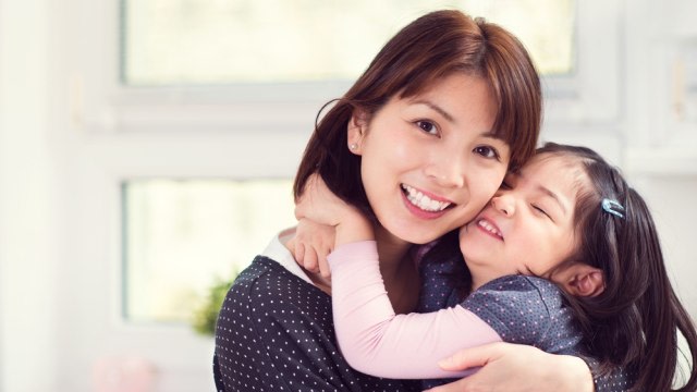 Ilustrasi balita menunjukkan kasih sayang pada ibunya. Foto: Shutterstock