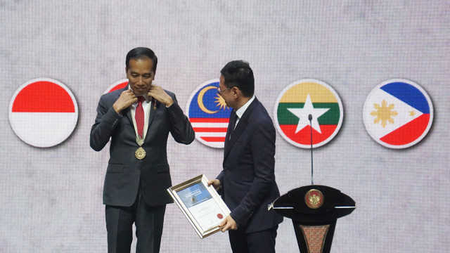 Jokowi Terima Penghargaan dari Asosiasi Insinyur ASEAN (136474)
