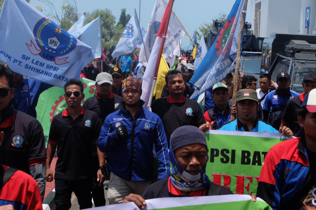 Ratusan Buruh di Kepri Demo Kantor Gubernur