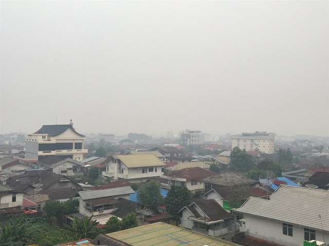 Kabut asap masih menyelimuti Kota Pontianak, Kalbar, Rabu (11/9). Foto: Teri/Hi!Pontianak