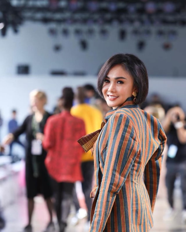 Seakan ingin mengenalkan kekayaan Indonesia di mata dunia, Yuni tak lupa memakai lurik saat menghadiri salah satu acara mode paling bergengsi di dunia, New York Fashion Week. Foto: Instagram @yunishara36